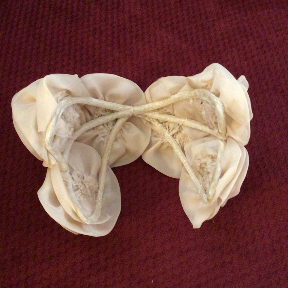 Vintage Creme Floral Headpiece - Picture 2 of 4